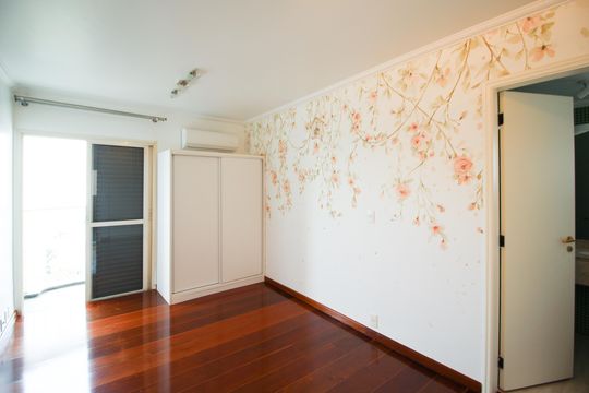 Apartamento mobiliado com 3 quartos, varanda e piscina no condomínio. Oportunidades de compra únicas. — Suíte 3
