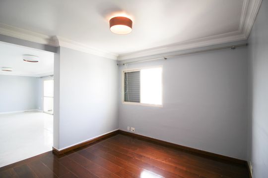 Apartamento mobiliado com 3 quartos, varanda e piscina no condomínio. Oportunidades de compra únicas. — Quarto