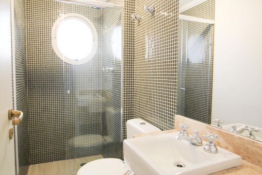 Apartamento mobiliado com 3 quartos, varanda e piscina no condomínio. Oportunidades de compra únicas. — Banheiro da Suíte