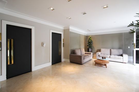 Apartamento mobiliado com 3 quartos, varanda e piscina no condomínio. Oportunidades de compra únicas. — Área comum