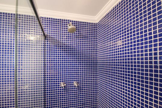 Apartamento mobiliado com 3 quartos, varanda e piscina no condomínio. Oportunidades de compra únicas. — Banheiro da Suíte 2