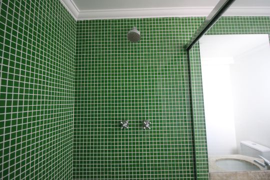 Apartamento mobiliado com 3 quartos, varanda e piscina no condomínio. Oportunidades de compra únicas. — Banheiro da Suíte 3