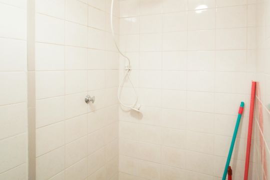 Apartamento mobiliado com 3 quartos, varanda e piscina no condomínio. Oportunidades de compra únicas. — Banheiro de serviço
