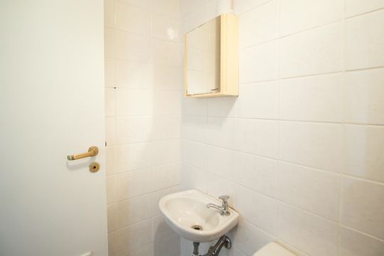 Apartamento mobiliado com 3 quartos, varanda e piscina no condomínio. Oportunidades de compra únicas. — Banheiro de serviço