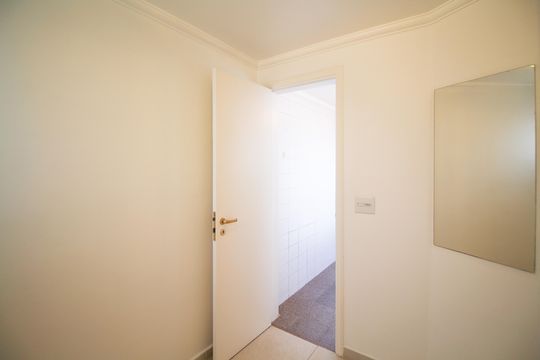 Apartamento mobiliado com 3 quartos, varanda e piscina no condomínio. Oportunidades de compra únicas. — Quarto de serviço