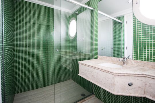 Apartamento mobiliado com 3 quartos, varanda e piscina no condomínio. Oportunidades de compra únicas. — Banheiro da Suíte 3