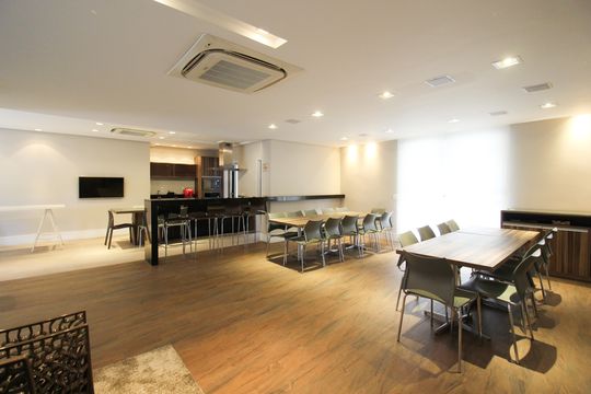 Apartamento mobiliado com 3 quartos, varanda e piscina no condomínio. Oportunidades de compra únicas. — Área comum