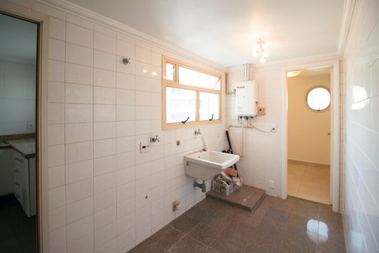 Apartamento mobiliado com 3 quartos, varanda e piscina no condomínio. Oportunidades de compra únicas. — Área de serviço