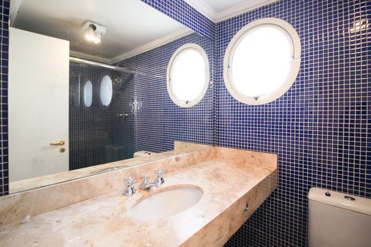 Apartamento mobiliado com 3 quartos, varanda e piscina no condomínio. Oportunidades de compra únicas. — Banheiro da Suíte 2