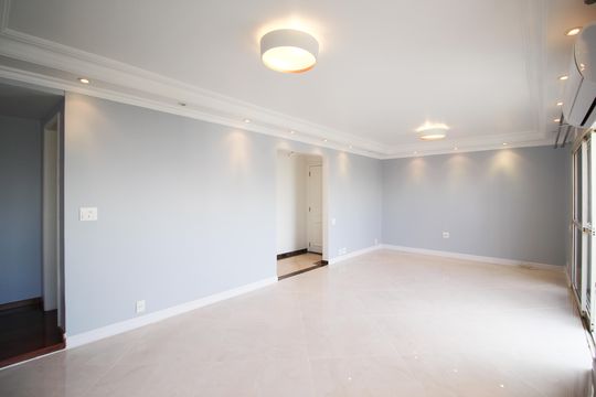Apartamento mobiliado com 3 quartos, varanda e piscina no condomínio. Oportunidades de compra únicas. — Sala