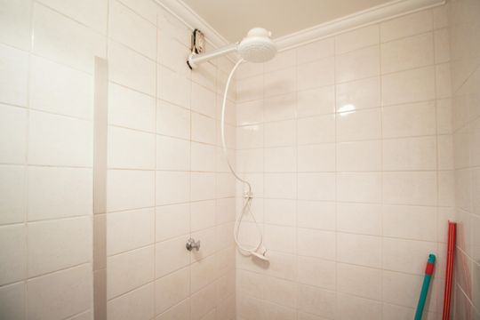 Apartamento mobiliado com 3 quartos, varanda e piscina no condomínio. Oportunidades de compra únicas. — Banheiro de serviço