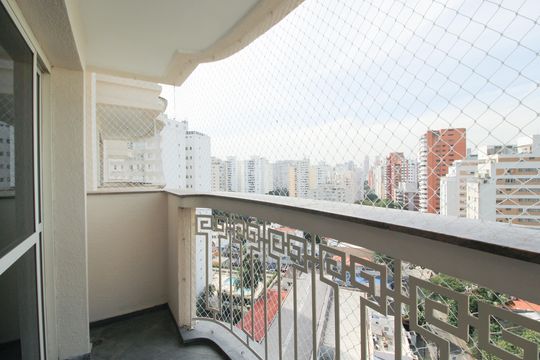 Apartamento mobiliado com 3 quartos, varanda e piscina no condomínio. Oportunidades de compra únicas. — Varanda da Sala