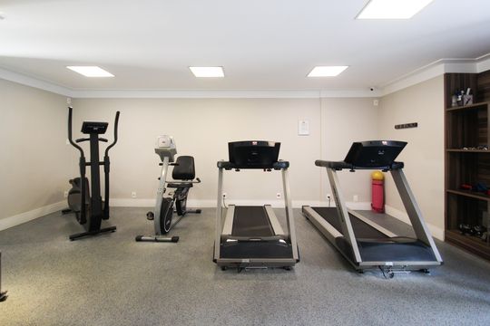 Apartamento mobiliado com 3 quartos, varanda e piscina no condomínio. Oportunidades de compra únicas. — Área comum