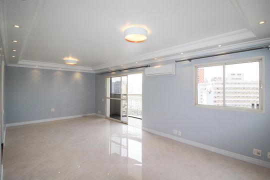 Apartamento mobiliado com 3 quartos, varanda e piscina no condomínio. Oportunidades de compra únicas. — foto 1