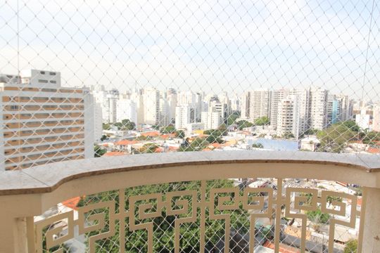 Apartamento mobiliado com 3 quartos, varanda e piscina no condomínio. Oportunidades de compra únicas. — Varanda da Suíte 3