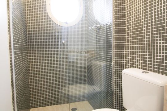 Apartamento mobiliado com 3 quartos, varanda e piscina no condomínio. Oportunidades de compra únicas. — Banheiro da Suíte