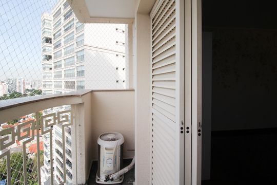 Apartamento mobiliado com 3 quartos, varanda e piscina no condomínio. Oportunidades de compra únicas. — Varanda da Suíte 3