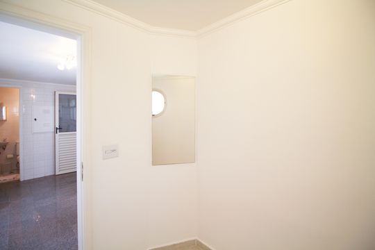 Apartamento mobiliado com 3 quartos, varanda e piscina no condomínio. Oportunidades de compra únicas. — Quarto de serviço