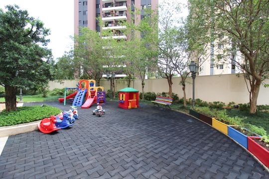 Apartamento mobiliado com 3 quartos, varanda e piscina no condomínio. Oportunidades de compra únicas. — Área comum