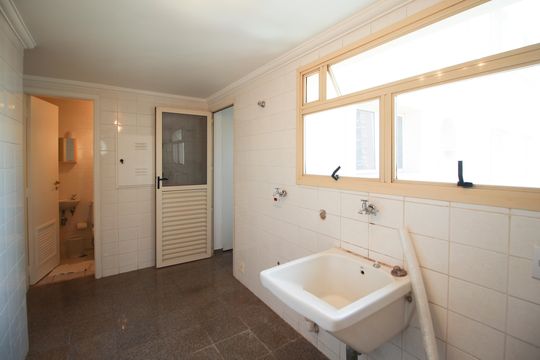 Apartamento mobiliado com 3 quartos, varanda e piscina no condomínio. Oportunidades de compra únicas. — Área de serviço