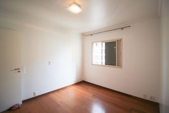 Apartamento mobiliado com 3 quartos, varanda e piscina no condomínio. Oportunidades de compra únicas. — Suíte