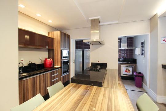 Apartamento mobiliado com 3 quartos, varanda e piscina no condomínio. Oportunidades de compra únicas. — Área comum
