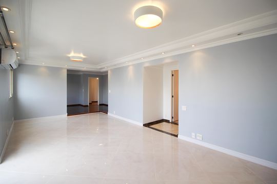 Apartamento mobiliado com 3 quartos, varanda e piscina no condomínio. Oportunidades de compra únicas. — Sala