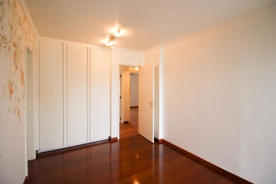 Apartamento mobiliado com 3 quartos, varanda e piscina no condomínio. Oportunidades de compra únicas. — Suíte 3