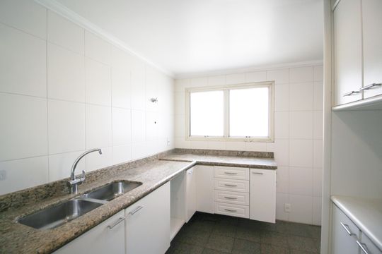 Apartamento mobiliado com 3 quartos, varanda e piscina no condomínio. Oportunidades de compra únicas. — Cozinha