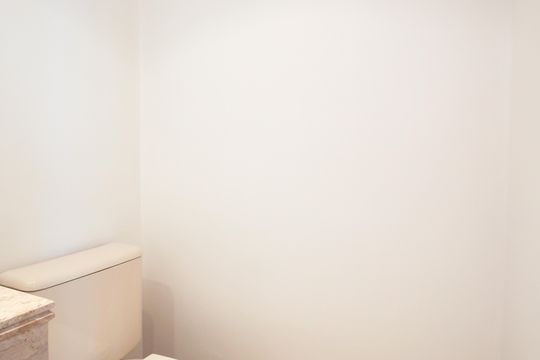 Apartamento mobiliado com 3 quartos, varanda e piscina no condomínio. Oportunidades de compra únicas. — Lavabo