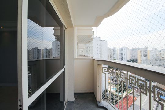 Apartamento mobiliado com 3 quartos, varanda e piscina no condomínio. Oportunidades de compra únicas. — Varanda da Sala