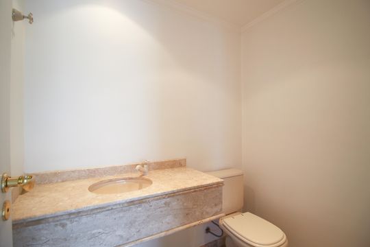 Apartamento mobiliado com 3 quartos, varanda e piscina no condomínio. Oportunidades de compra únicas. — Lavabo