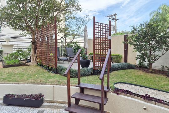 Apartamento mobiliado com 3 quartos, varanda e piscina no condomínio. Oportunidades de compra únicas. — Área comum