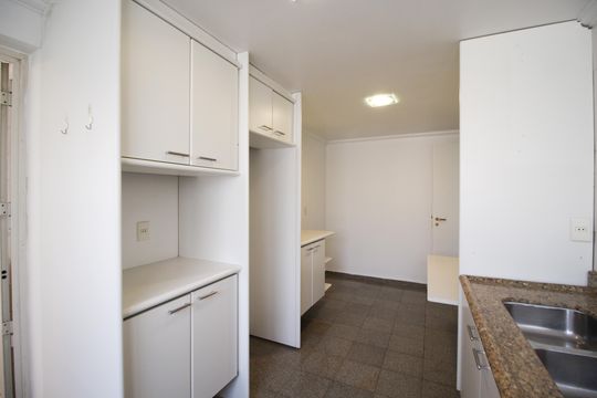 Apartamento mobiliado com 3 quartos, varanda e piscina no condomínio. Oportunidades de compra únicas. — Cozinha