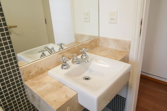 Apartamento mobiliado com 3 quartos, varanda e piscina no condomínio. Oportunidades de compra únicas. — Banheiro da Suíte