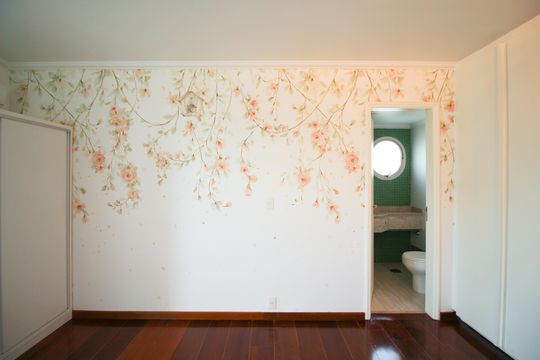 Apartamento mobiliado com 3 quartos, varanda e piscina no condomínio. Oportunidades de compra únicas. — Suíte 3