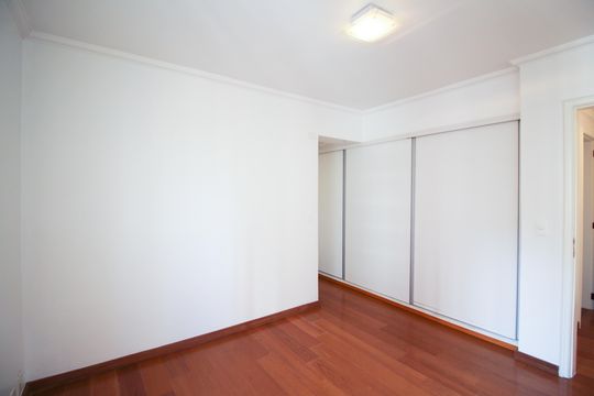 Apartamento mobiliado com 3 quartos, varanda e piscina no condomínio. Oportunidades de compra únicas. — Suíte