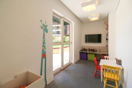 Apartamento mobiliado com 3 quartos, varanda e piscina no condomínio. Oportunidades de compra únicas. — Área comum