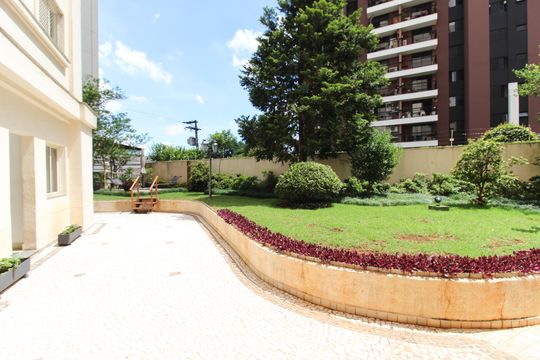 Apartamento mobiliado com 3 quartos, varanda e piscina no condomínio. Oportunidades de compra únicas. — Área comum