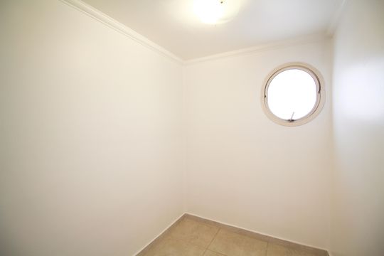 Apartamento mobiliado com 3 quartos, varanda e piscina no condomínio. Oportunidades de compra únicas. — Quarto de serviço
