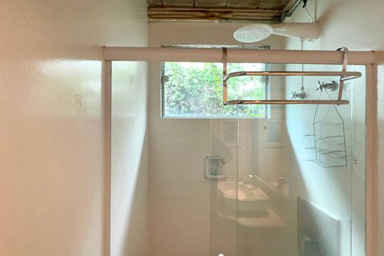 Casa com varanda, 2 quartos, mobiliada. Oportunidades de compra únicas! — Banheiro da Suíte 1