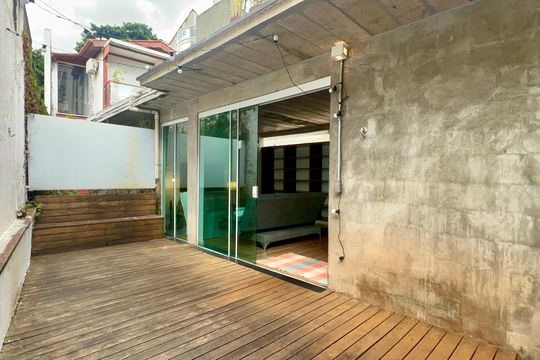 Casa com varanda, 2 quartos, mobiliada. Oportunidades de compra únicas! — Derick