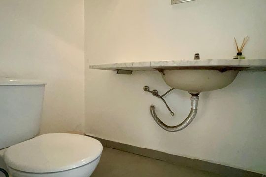 Casa com varanda, 2 quartos, mobiliada. Oportunidades de compra únicas! — Banheiro da Suíte 2