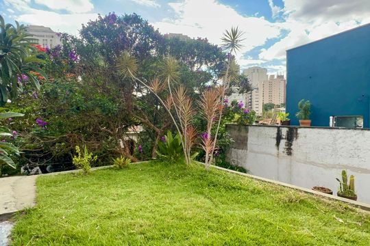 Casa com varanda, 2 quartos, mobiliada. Oportunidades de compra únicas! — Solariun