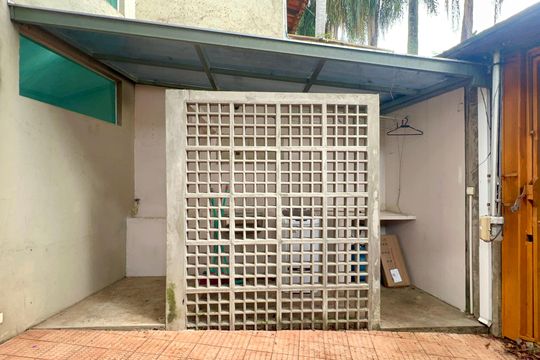 Casa com varanda, 2 quartos, mobiliada. Oportunidades de compra únicas! — Área de Serviço