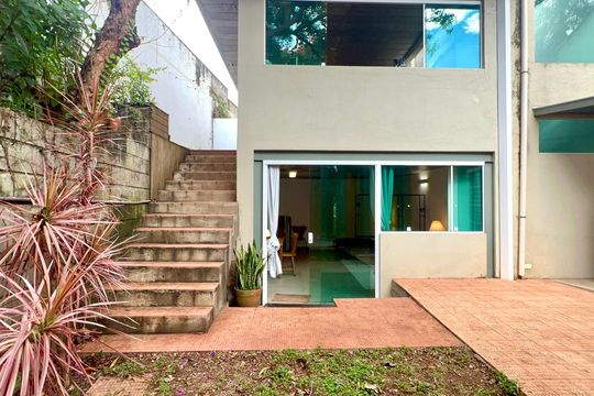 Casa com varanda, 2 quartos, mobiliada. Oportunidades de compra únicas! — Garagem