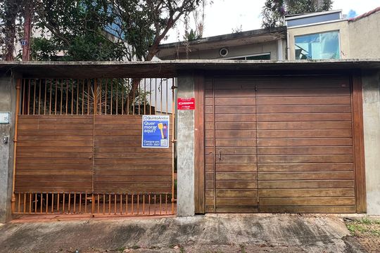 Casa com varanda, 2 quartos, mobiliada. Oportunidades de compra únicas! — Fachada
