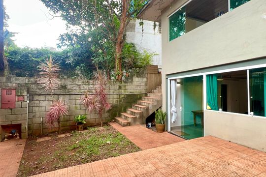 Casa com varanda, 2 quartos, mobiliada. Oportunidades de compra únicas! — Garagem