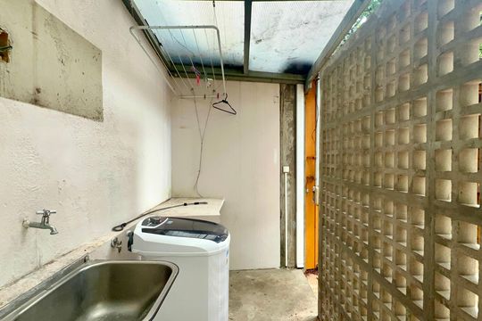 Casa com varanda, 2 quartos, mobiliada. Oportunidades de compra únicas! — Área de Serviço