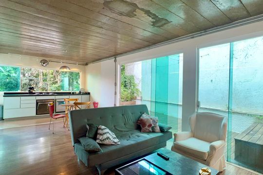 Casa com varanda, 2 quartos, mobiliada. Oportunidades de compra únicas! — Sala